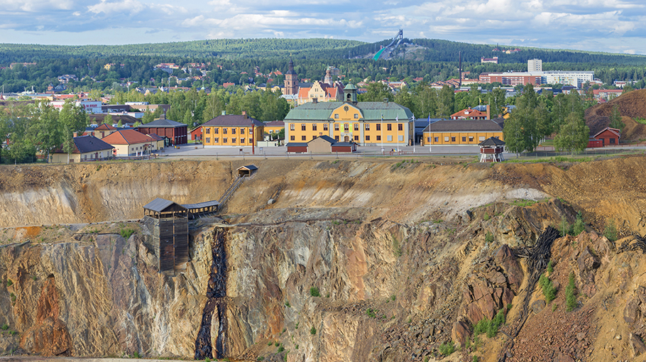 Vy över dagbrottet Stora Stöten och delar av gruvområdet.