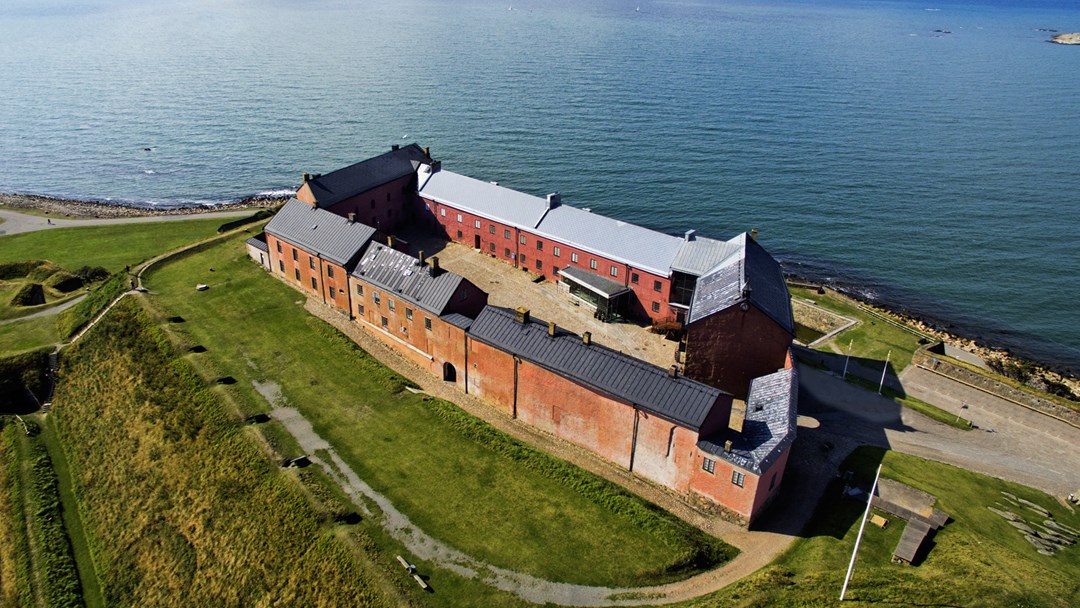 Varbergs fästning ligger precis där havet möter staden. Kombinera kultur och kustliv!