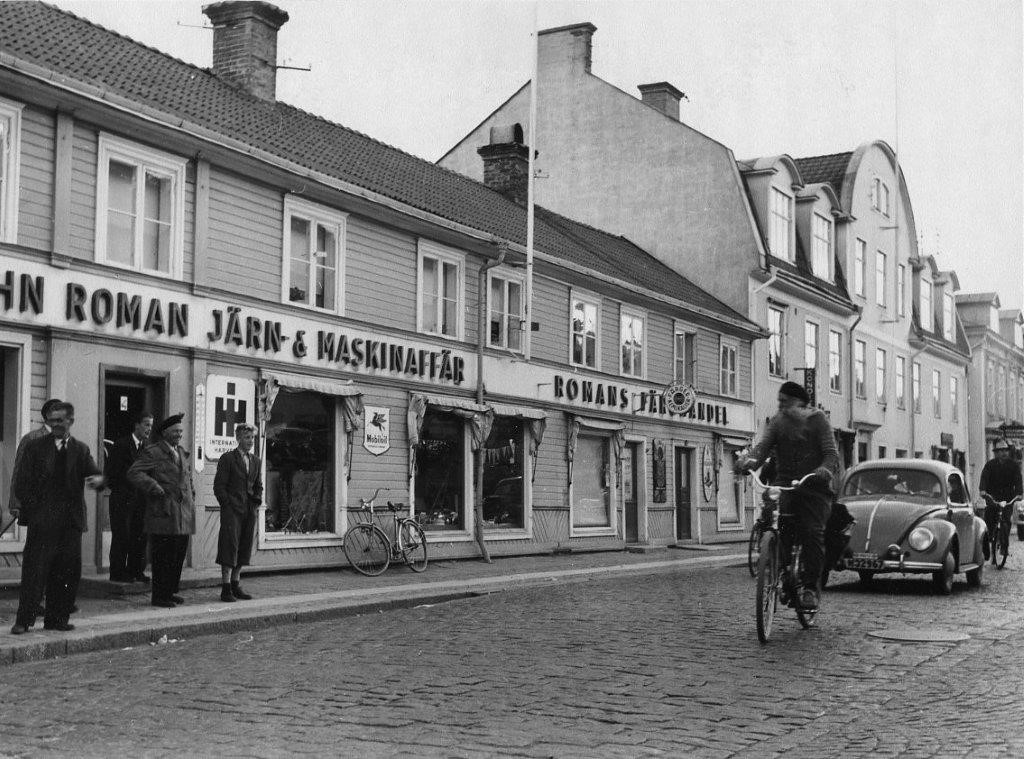 Stålfarfar cyklar genom Gränna, år 1951.