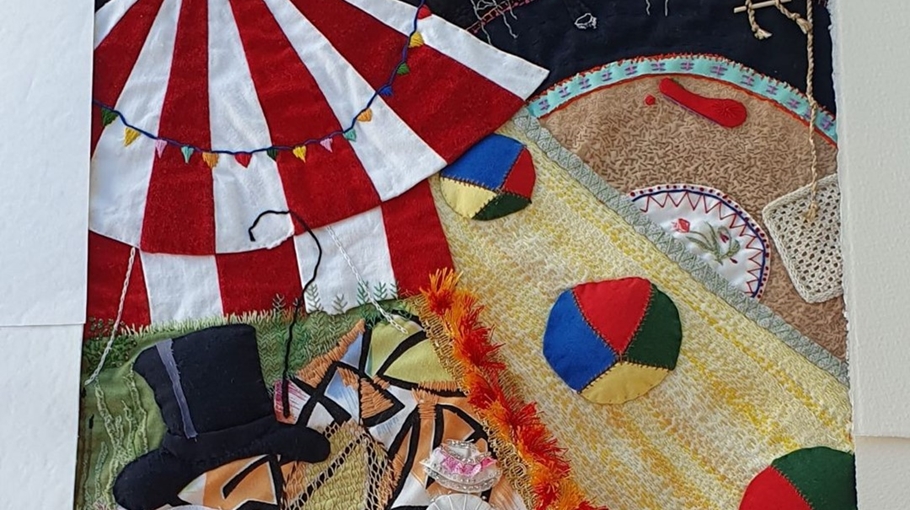 Ett foto på abstrakt Broderikonst av Täcklebo Broderiakademi, föreställande en cirkus.